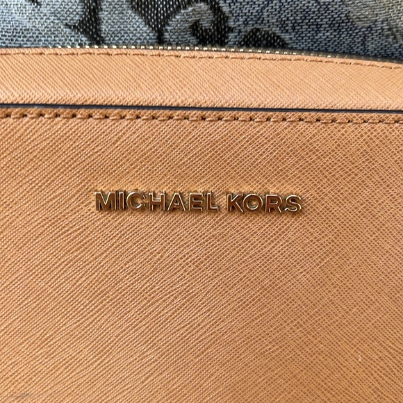 Michael Kors purse- like new condition - Picture 2 of 5